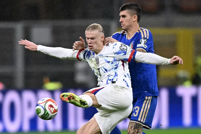 Защитник на Италия опипвал задните части на Холанд