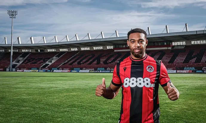 Как играч за 15 млн. паунда се озова в Локомотив София?