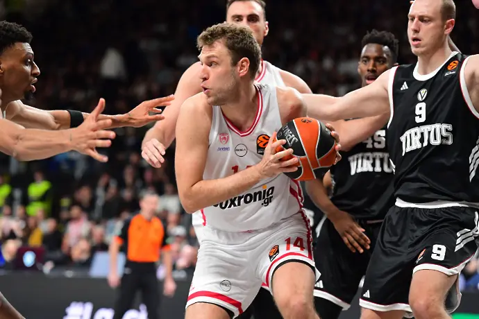 Олимпиакос и Везенков водеха с много, но едва удържаха Болоня в края