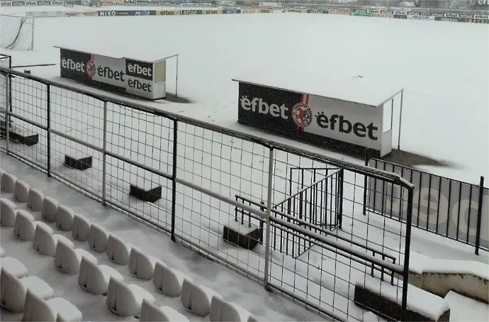 Клуб от Втора лига моли за помощ за ринене на сняг 