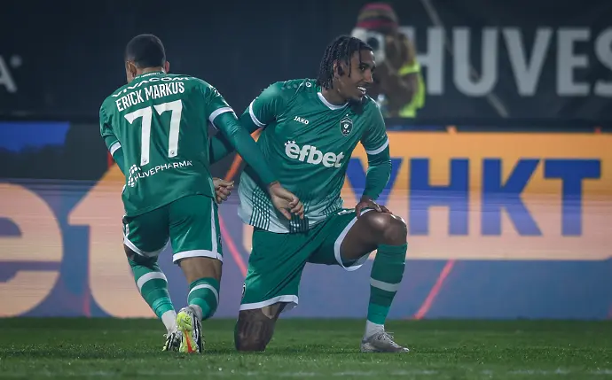 Лудогорец удари Левски болезнено със спорен фал и завърза битката за титлата (ВИДЕО)