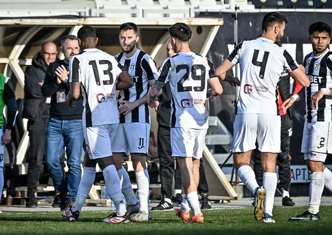 На живо: Локомотив Пловдив води на Септември, столичани с 10 души