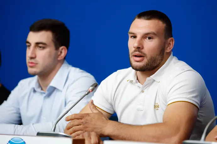 Обрат и примирие в борбата? Звездите Милов и Новиков се завръщат