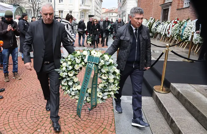 Стоичков и Балъков поднесоха венец пред ковчега на Борислав Михайлов, четвъртите в света се сбогуваха със своя съотборник 