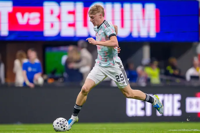 17-годишният футболен феномен, за когото се борят грандовете на Европа