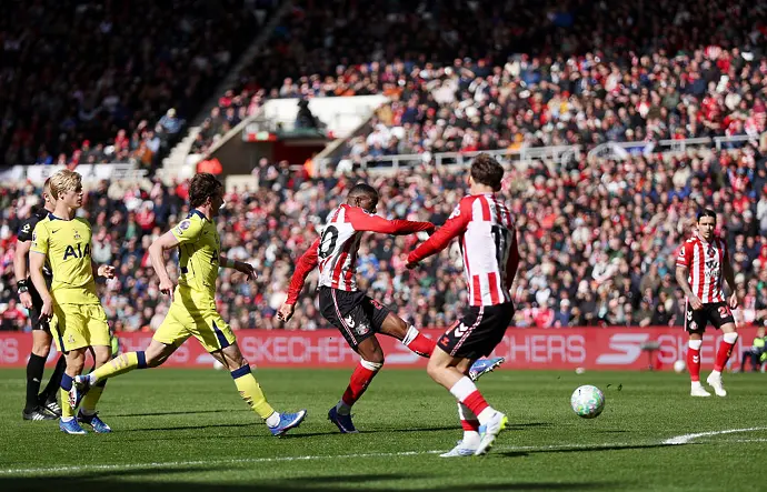 “Черна котка” мина път на Де Дзерби - Тотнъм остава в зоната на изпадащите