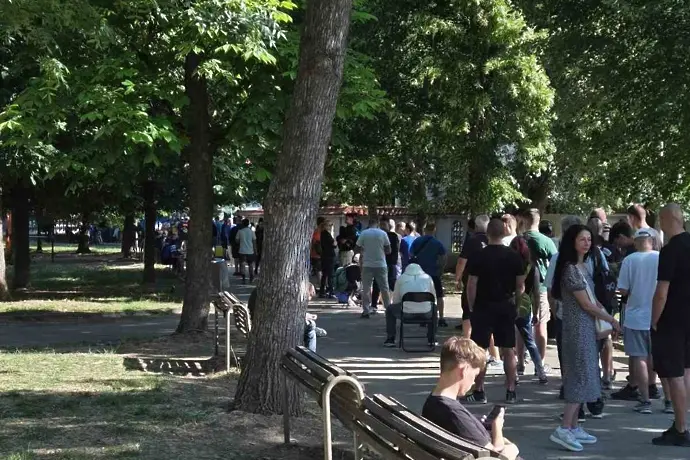 Фенове на Левски чакат от 4:30 сутринта за билети