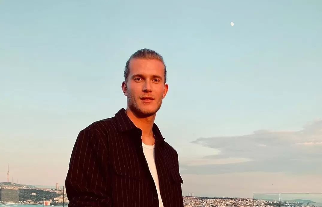 https://www.instagram.com/loriskarius/
