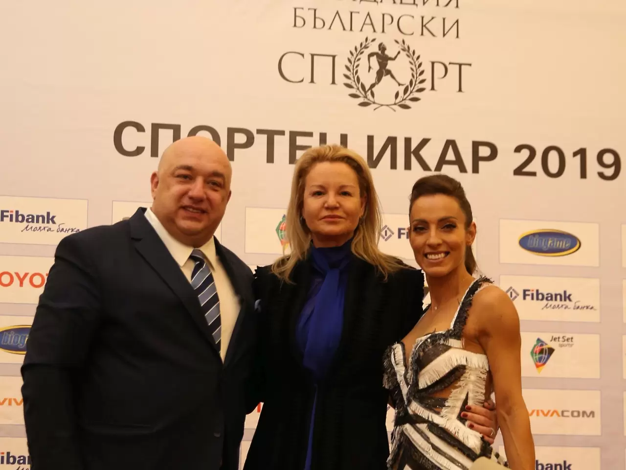 Красен Кралев връчи на Ивет Лалова "Спортен Икар" за шампионско дълголетие - Спорт