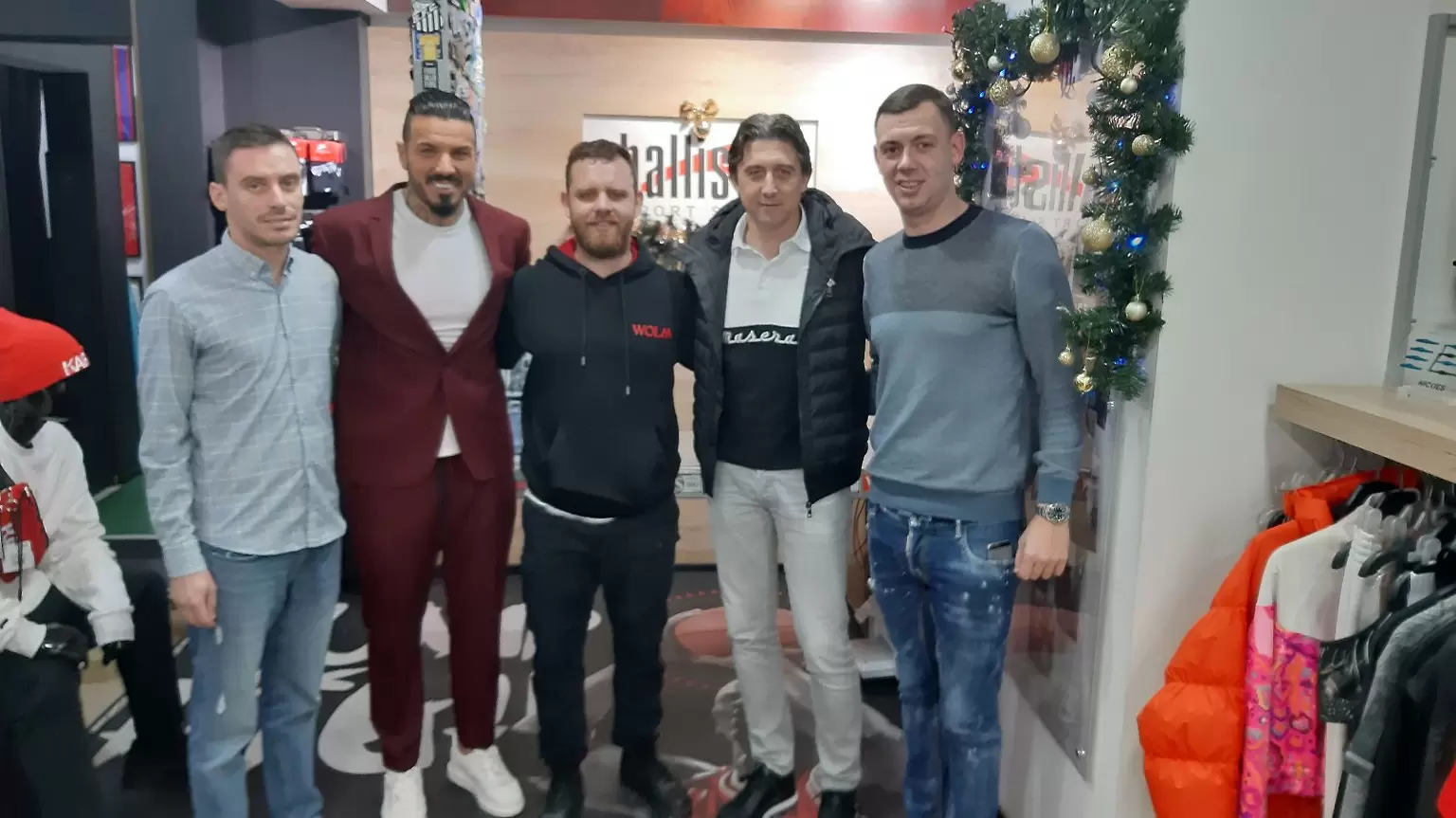 Президент на футболен клуб, легенди и действащи играчи във футболен турнир „Надежда за Криси“ - Любопитно