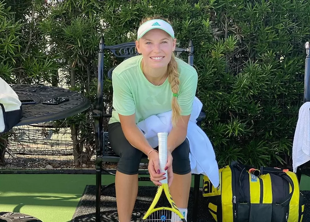 https://www.instagram.com/carowozniacki/