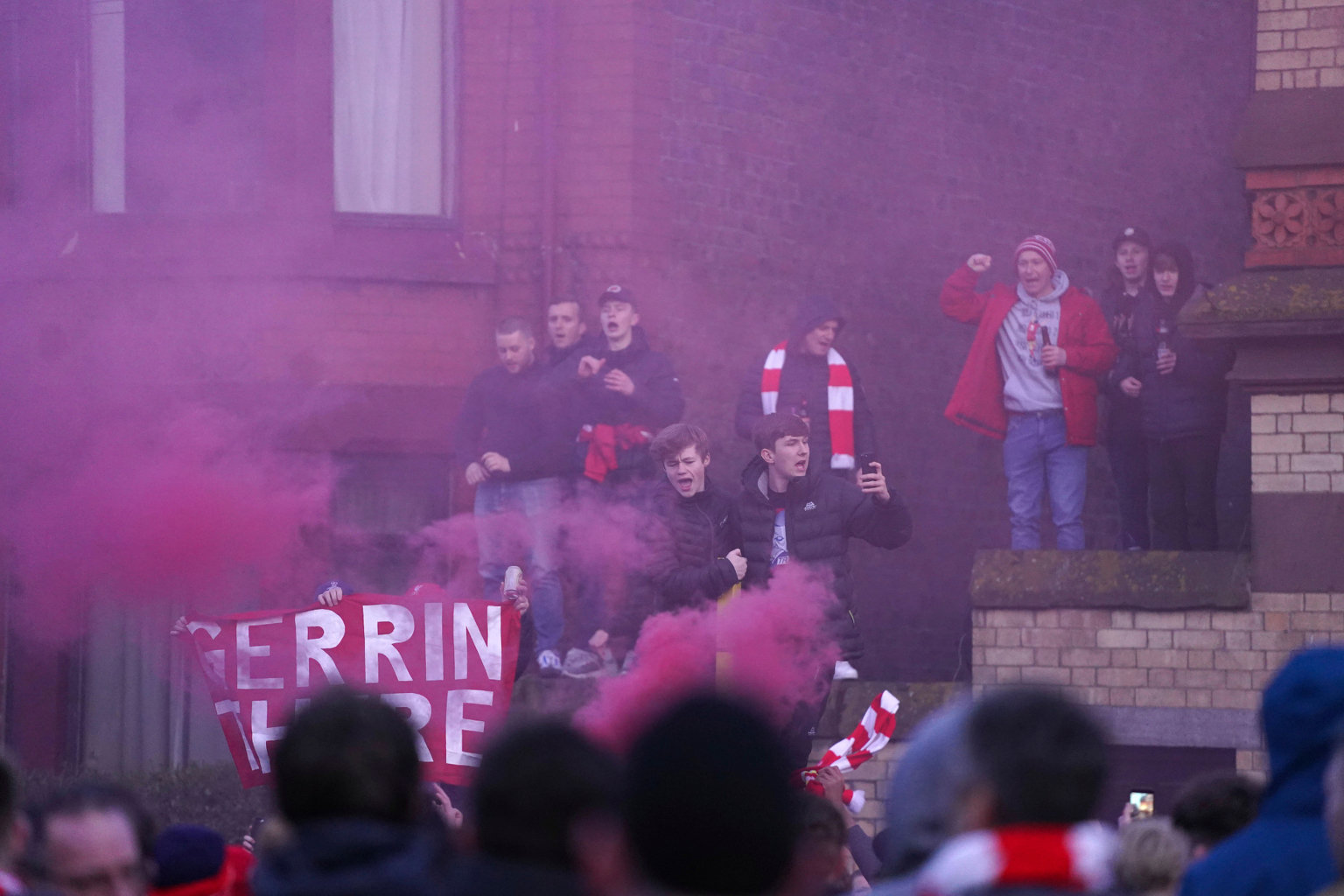 Феновете на Ливърпул създадоха страхотна атмосфера при посрещането на своите любимци на „Анфийлд“ - Англия