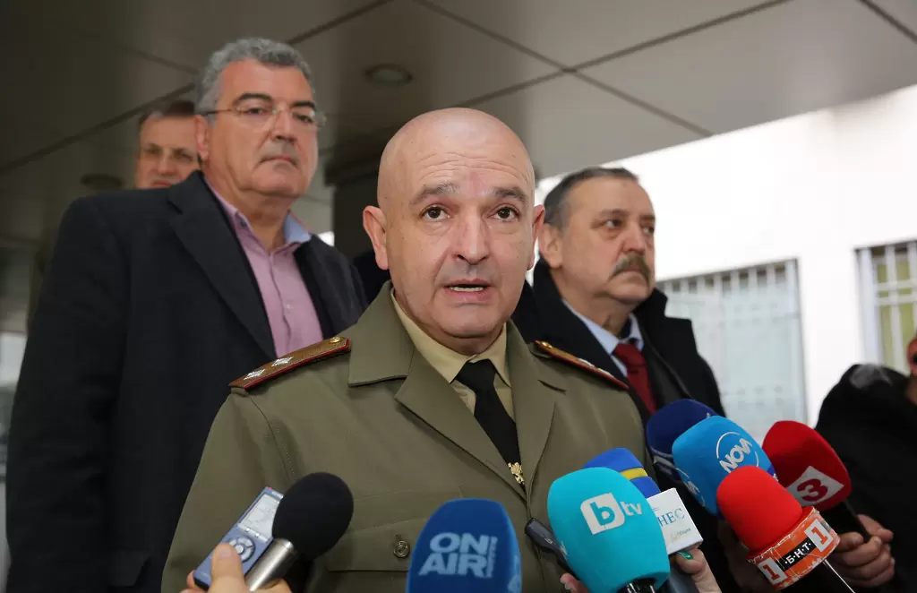 Ген. Мутафчийски предупреди: Вирусът е устойчив, трябва фанатична дезинфекция