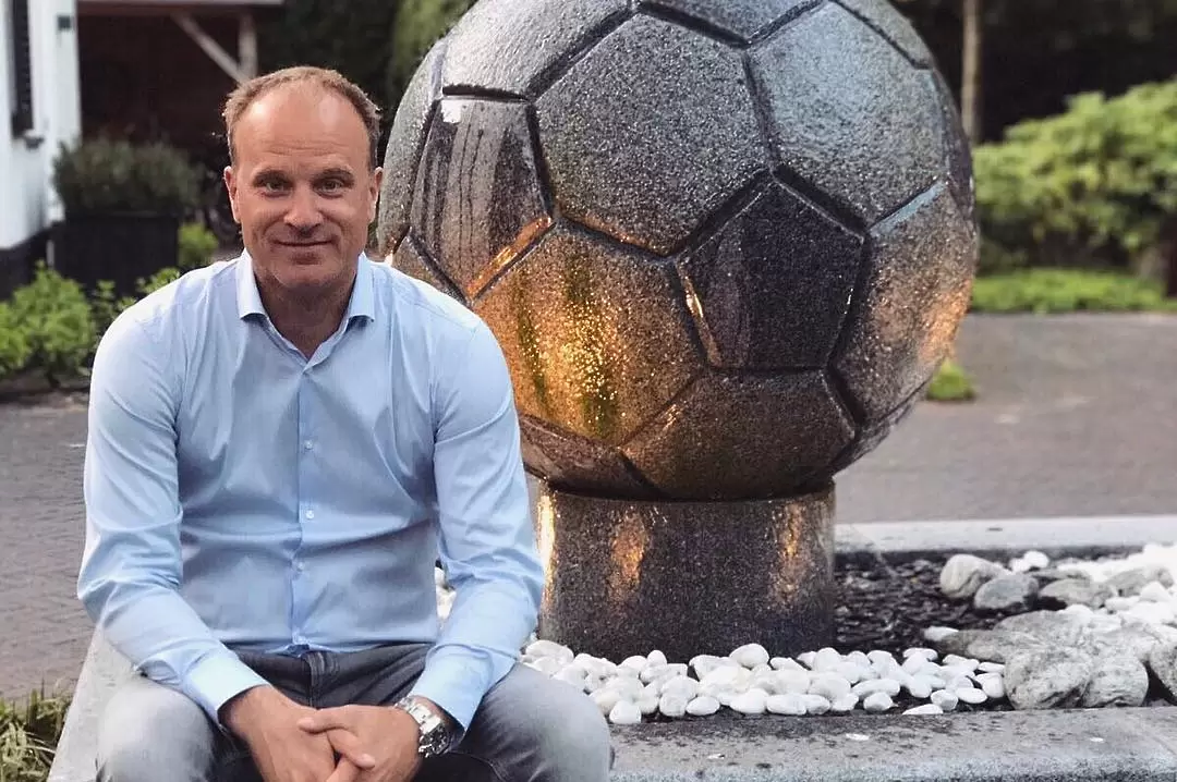 instagram.com/officialdennisbergkamp