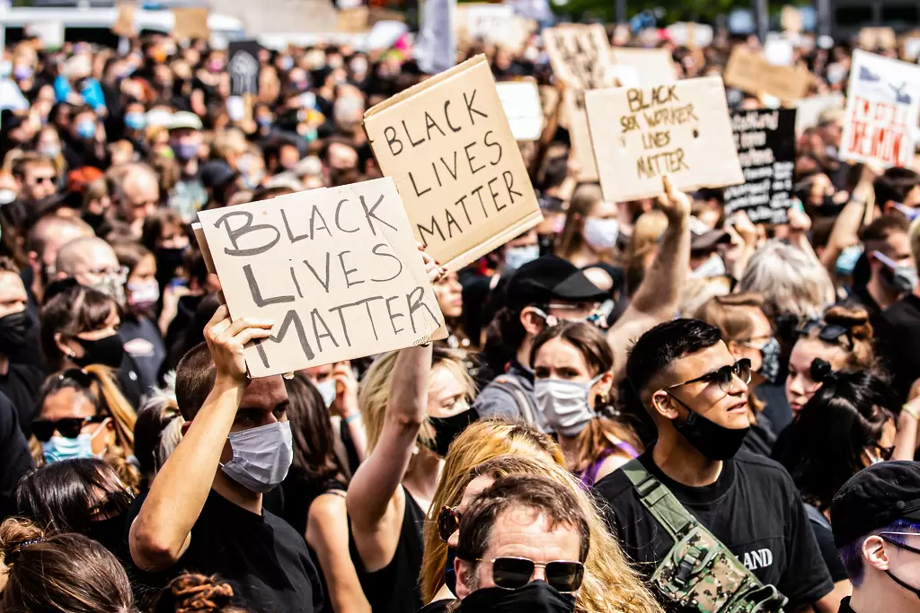 Футболистите в Англия ще играя с тениски с надпис "Black Lives Matter" - Англия