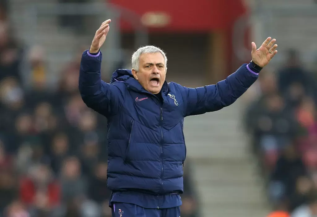 Моуриньо: Реферите вече са в офиса, футболът не върви на добре - Англия