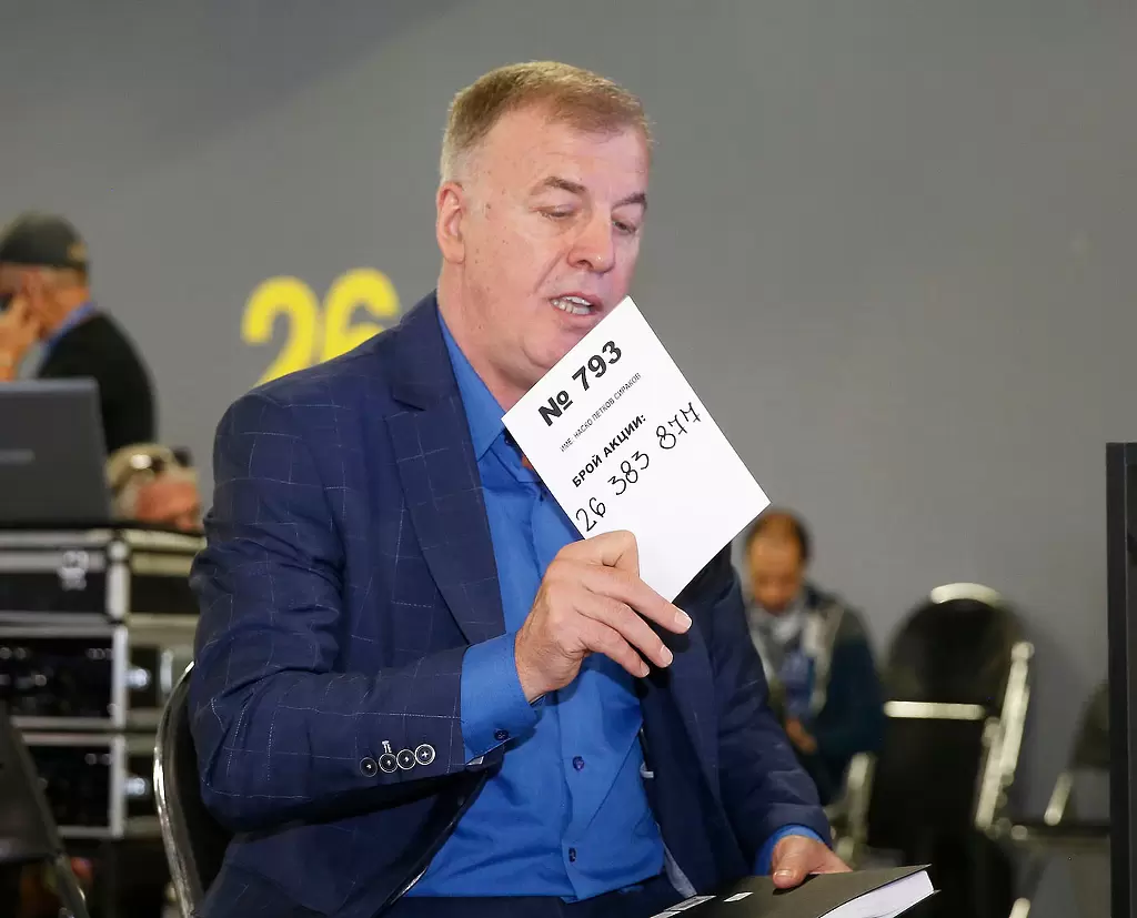 Антон Узунов