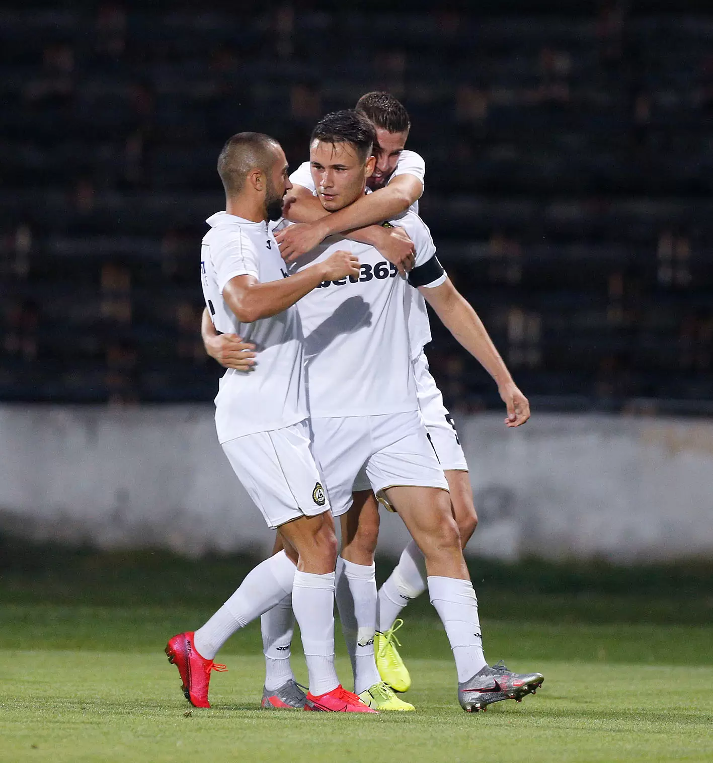 Антон Узунов