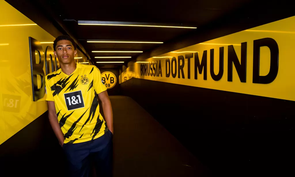 Невероятен жест: Бирмингам пенсионира №22 заради 17-годишен - Англия