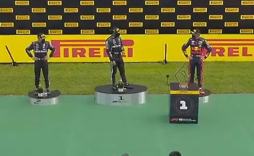 Люис Хамилтън: Беше странно да си взема наградата от този подвижен шкаф - Спорт