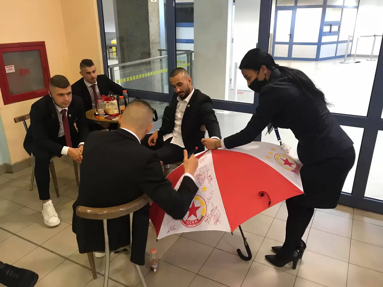 Фенка на ЦСКА събира автографи върху чадър (СНИМКА) - БГ футбол