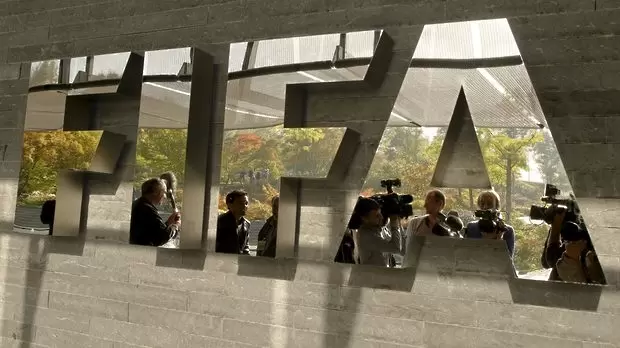 ФИФА отстрани президента на футбола в Африка за корупция - Световен футбол