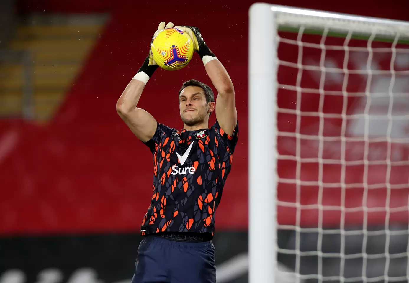 Вратарят на Саутхемптън Алекс МакКарти е заразен с COVID-19, аут срещу Ливърпул