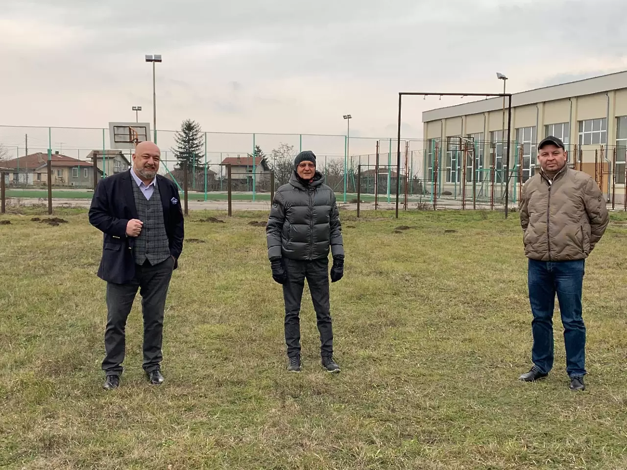 Министър Кралев инспектира терените за три нови футболни игрища в област Русе