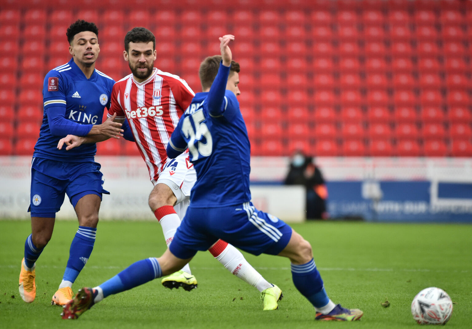 Лестър продължава без затруднения във ФА Къп