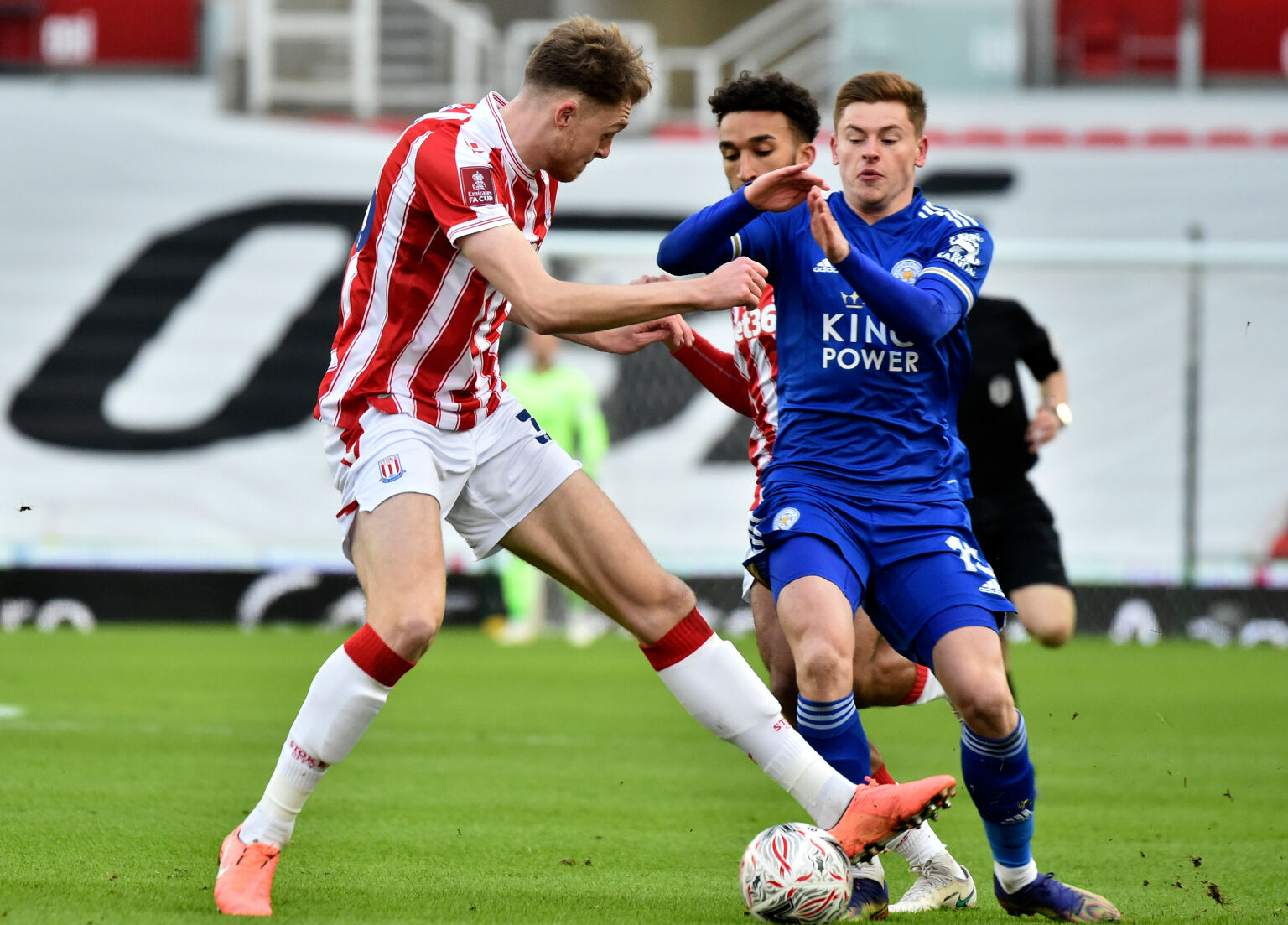 Лестър продължава без затруднения във ФА Къп