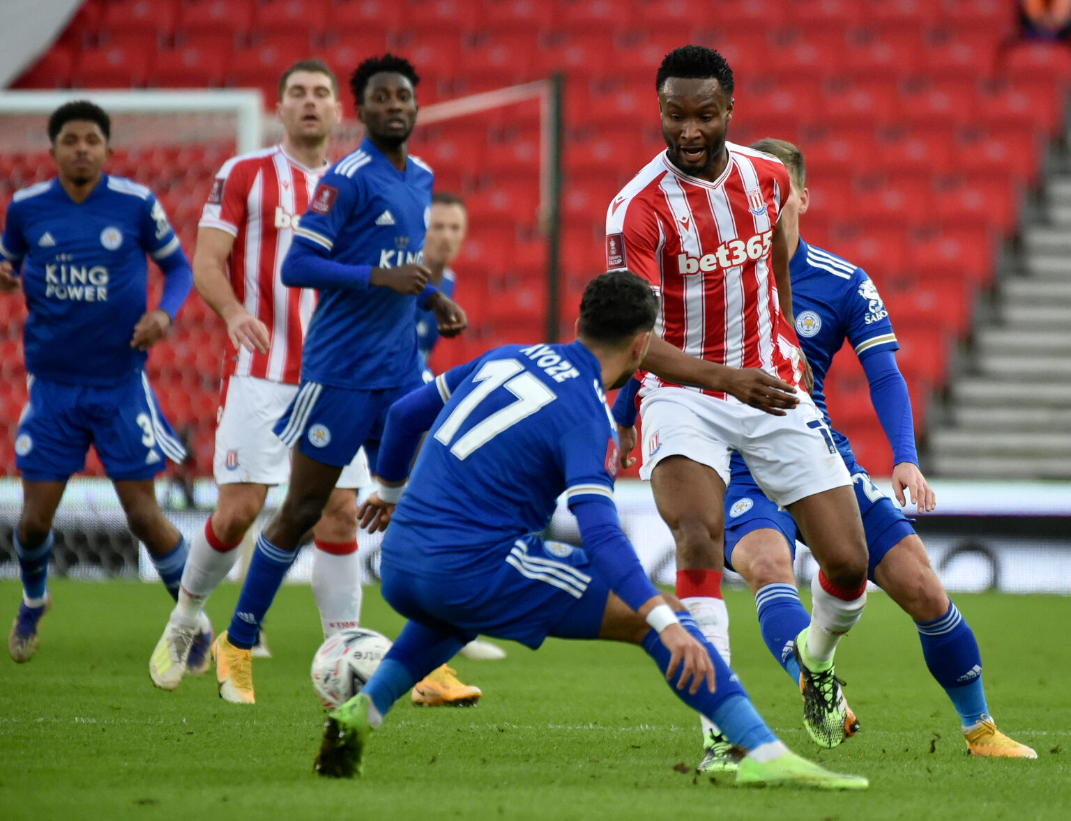 Лестър продължава без затруднения във ФА Къп