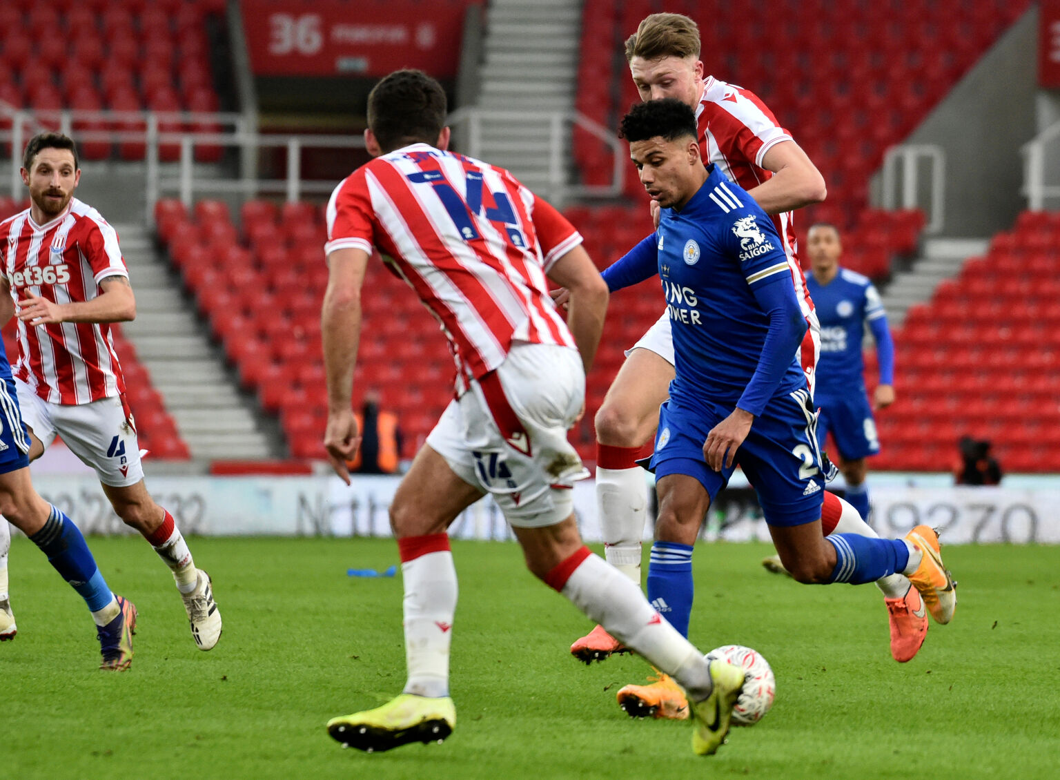 Лестър продължава без затруднения във ФА Къп