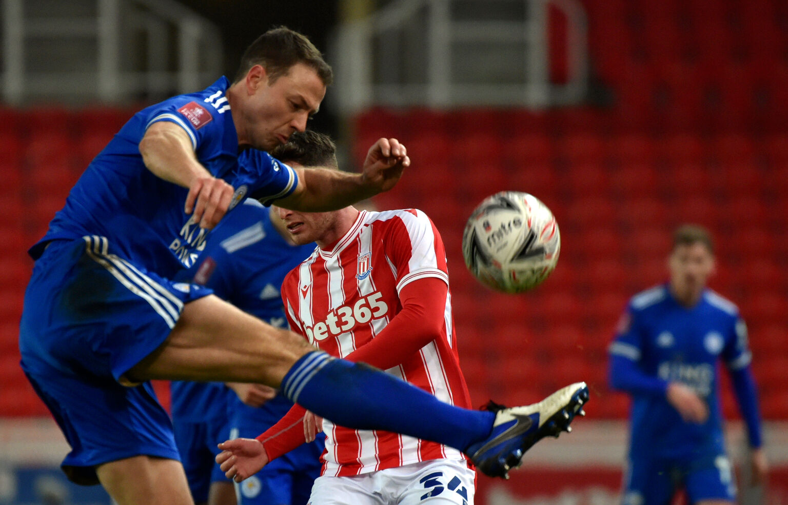 Лестър продължава без затруднения във ФА Къп