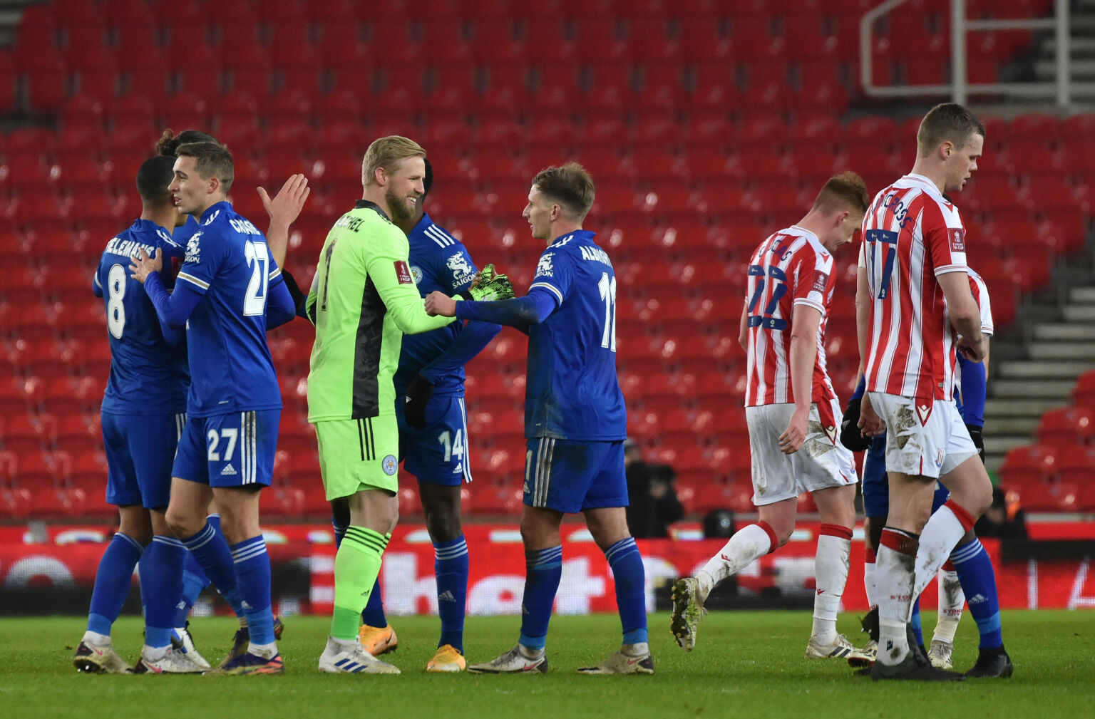 Лестър продължава без затруднения във ФА Къп