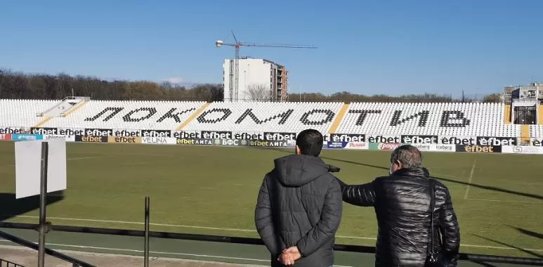 Геолози с предварителен оглед на стадион “Локомотив”