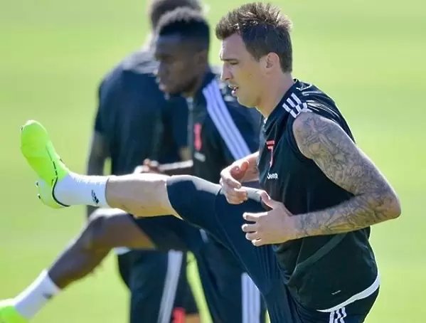 Манджукич пристигна в Милано, минава медицински прегледи (ВИДЕО)