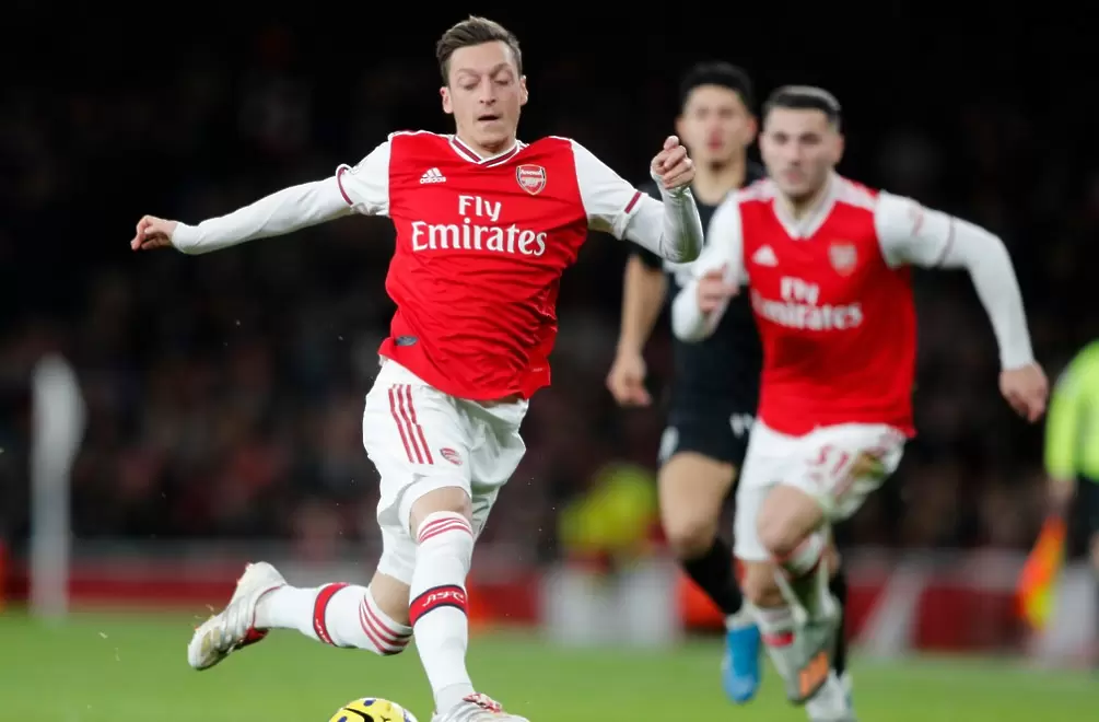 Месут Йозил потвърди преминаването си във Фенербахче