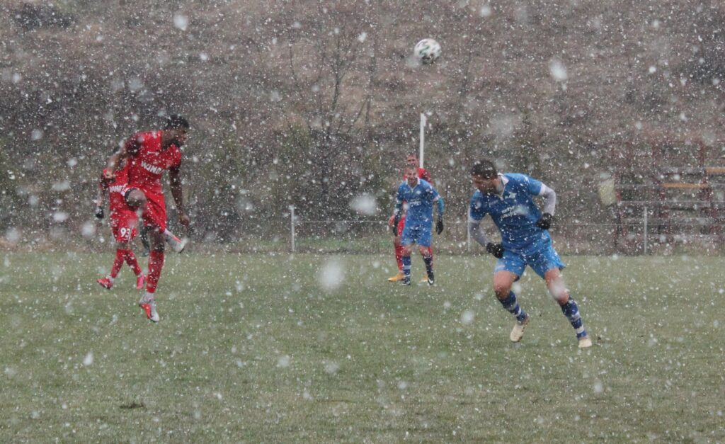 Царско село победи Спортист Своге в снежен Благоевград