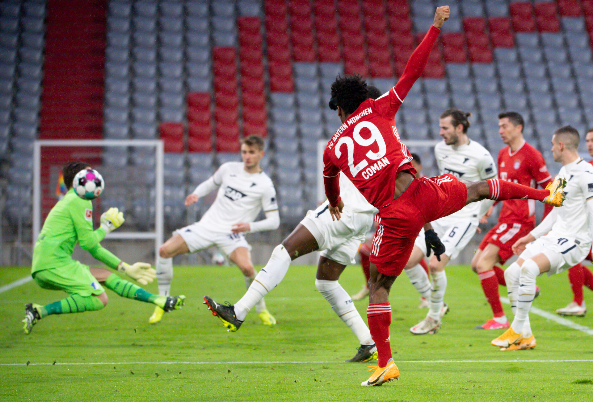 Байерн прегази Хофенхайм и изглежда недостижим на върха
