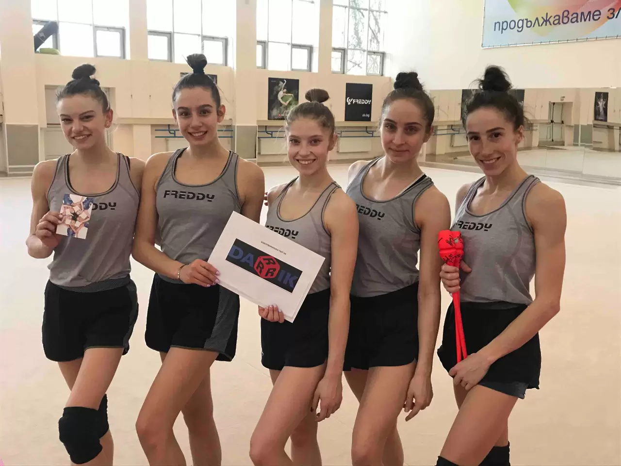 Грациите от ансамбъла с благородна мисия - Художествена гимнастика