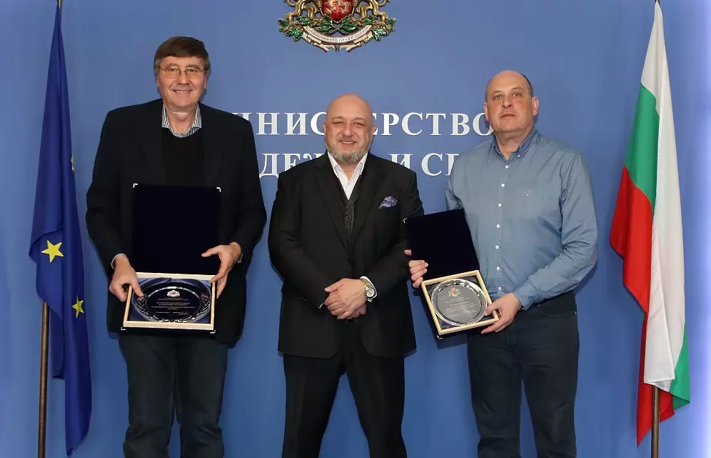 Министър Кралев награди националите по баскетбол и селекционера Росен Барчовски