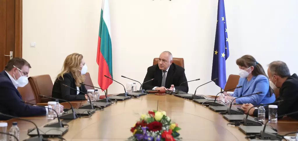 Борисов нареди имунизирането с ваксината на АстраЗенека да бъде спряно