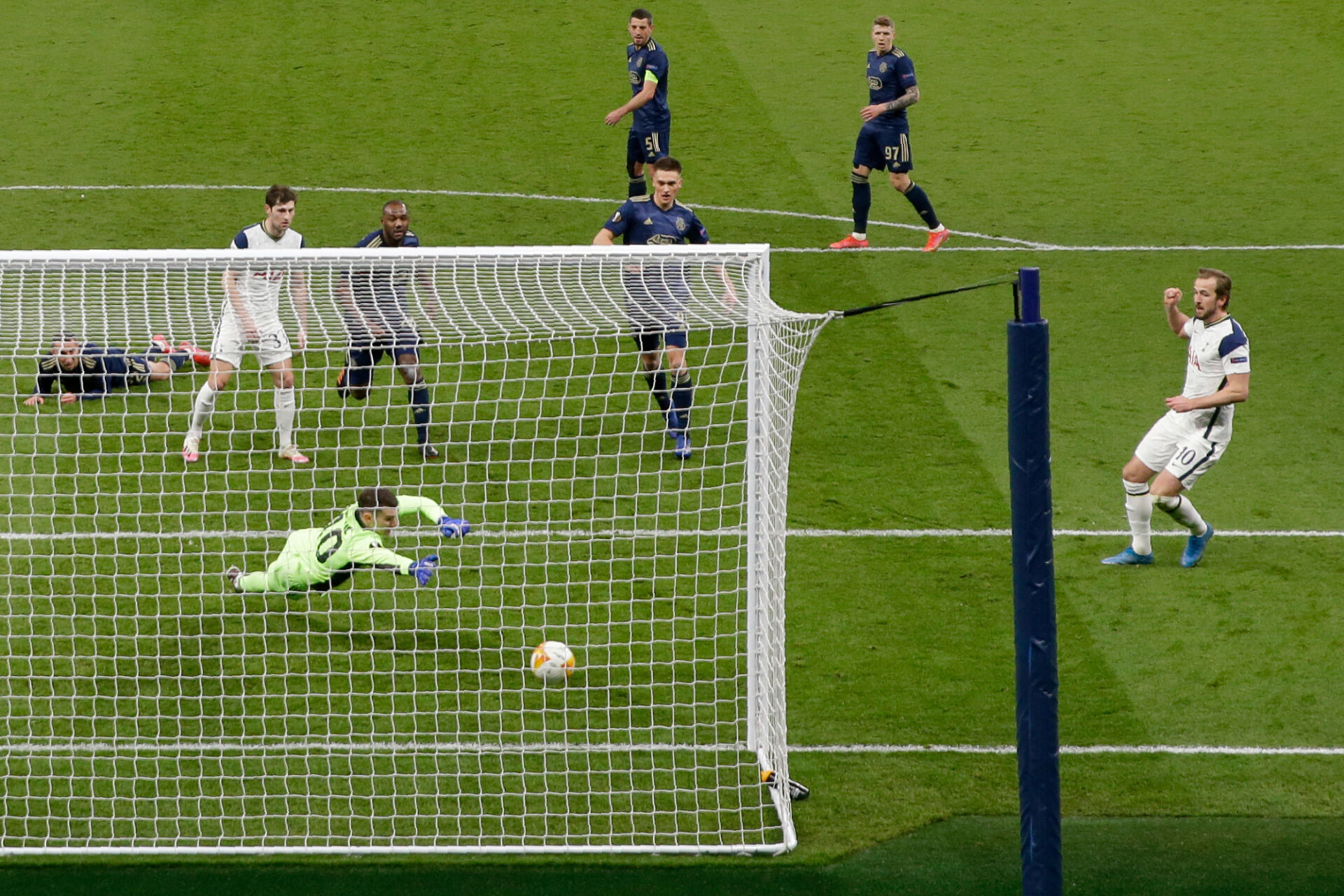 Два гола на Кейн донесоха успеха на Тотнъм срещу Динамо Загреб (ВИДЕО)