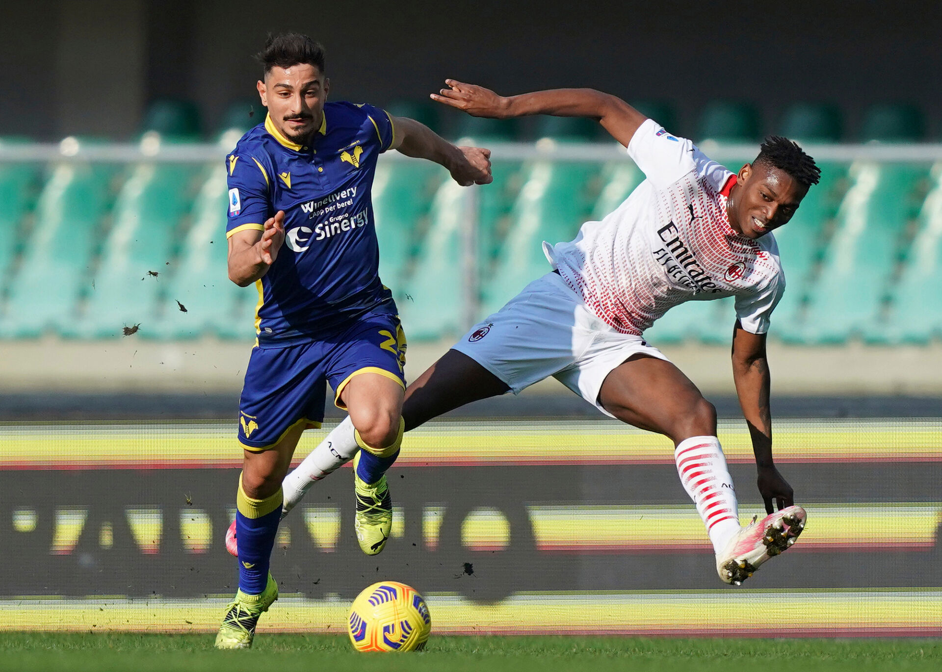 Милан надви Верона като гост