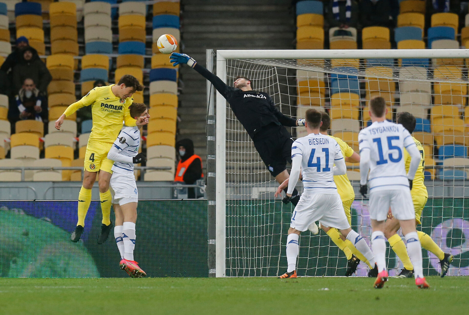 Манчестър Юнайтед стартирал преговори с испански национал