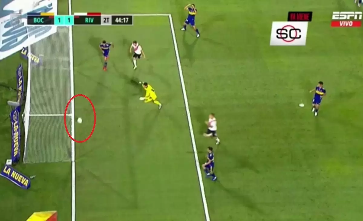 Дух се появи на Ла Бомбонера: Топката се насочи към вратата, а след това последва странен ефект (ВИДЕО)