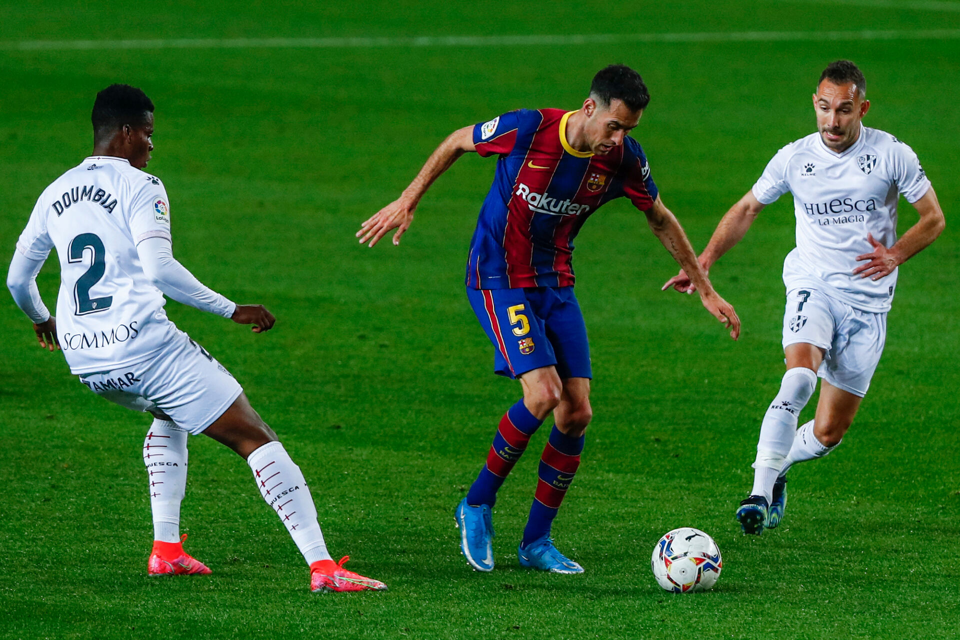 Барса продължава гонитбата с Атлети след убедителен успех над Уеска