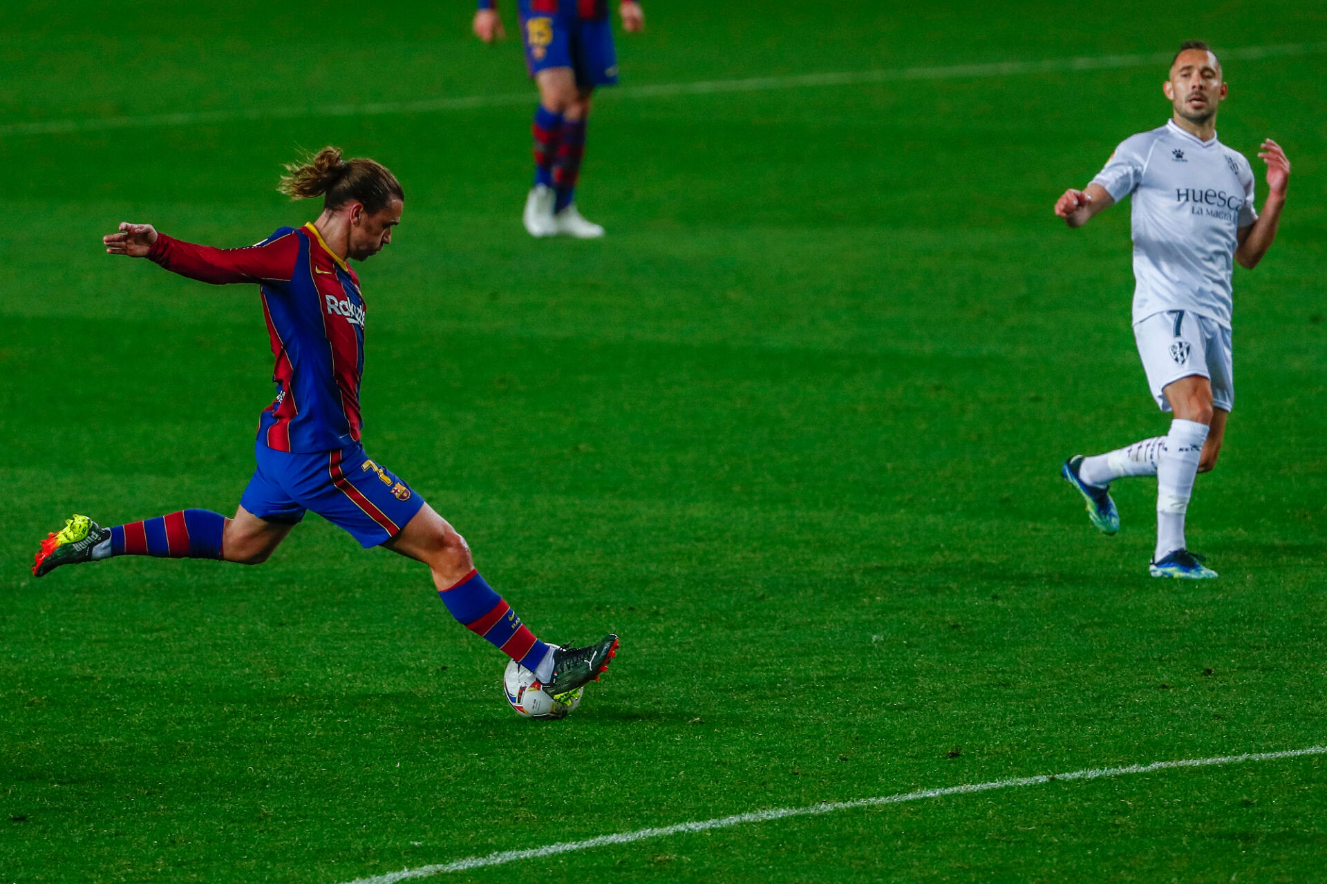 Барса продължава гонитбата с Атлети след убедителен успех над Уеска