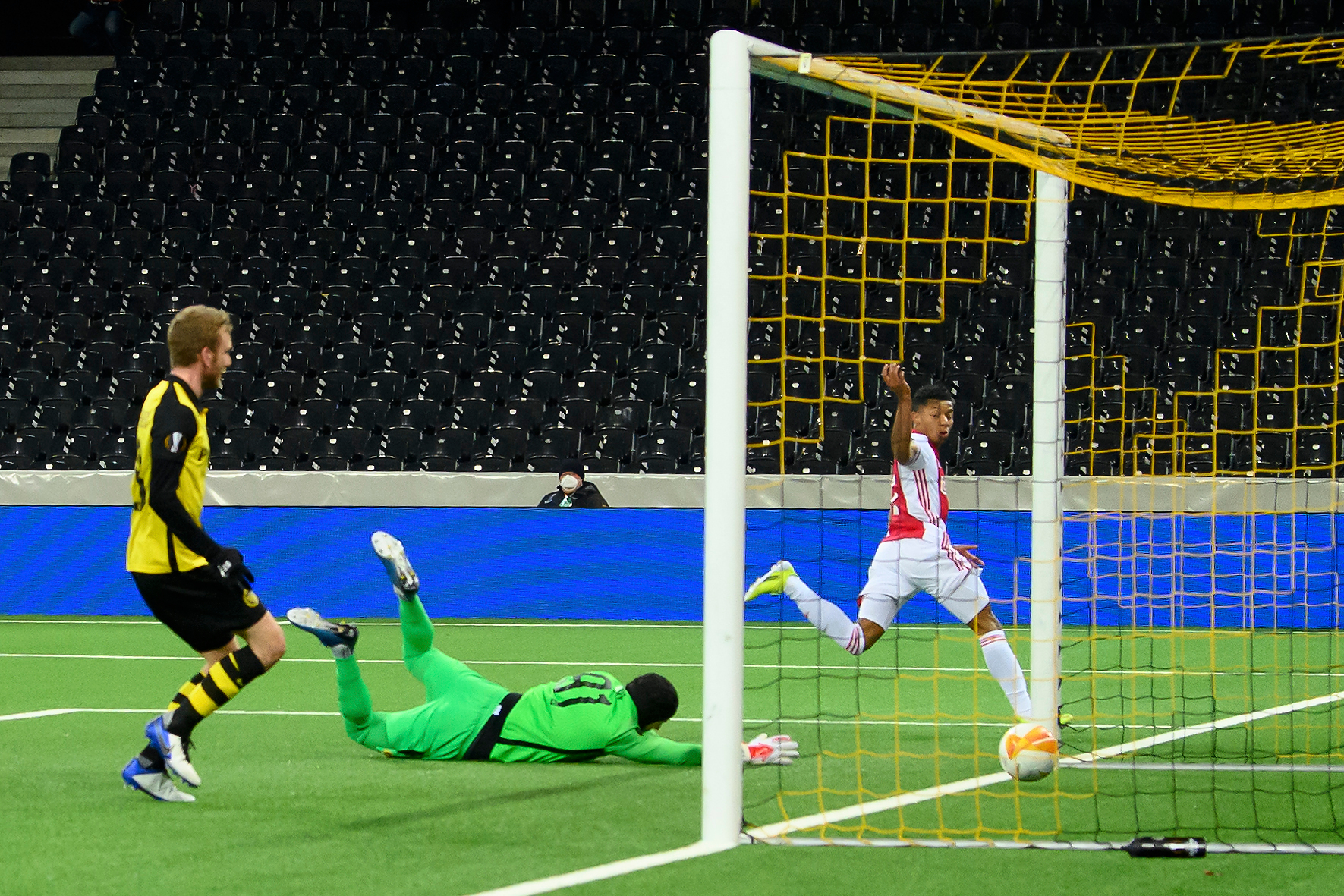 Аякс безкомпромисен срещу Йънг Бойс