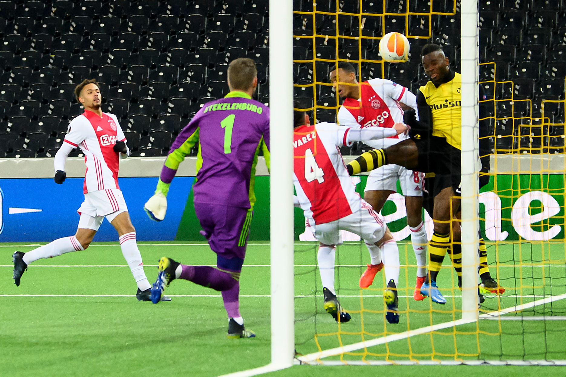 Аякс безкомпромисен срещу Йънг Бойс